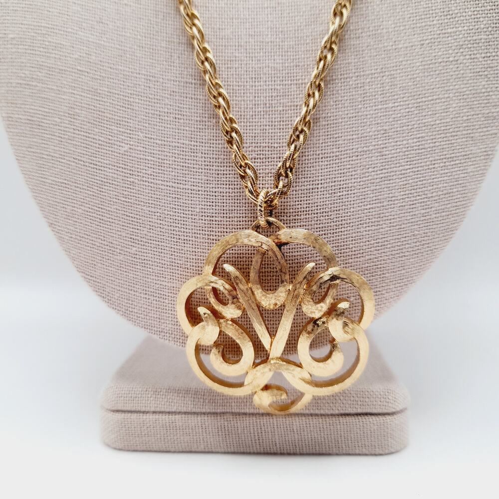 Vintage MONET Gold Tone Openwork Pendant Necklace Rope Chain 22 Inch